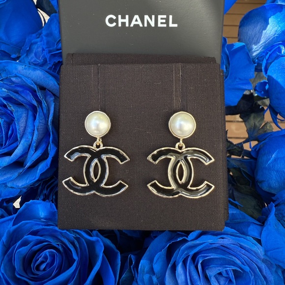 Chanel 25P CC Logo Black Metal Resin Gold Tone Stud White Pearl Pendant Earrings - Picture 14 of 16